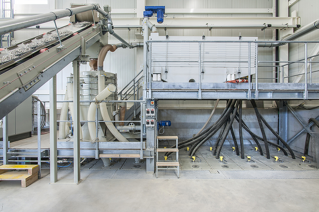 Enlarged view: Fully automatic sieving machine with supply, tumble screen and multi-deck screen. The installation separates sand and gravel fraction into the according depots.