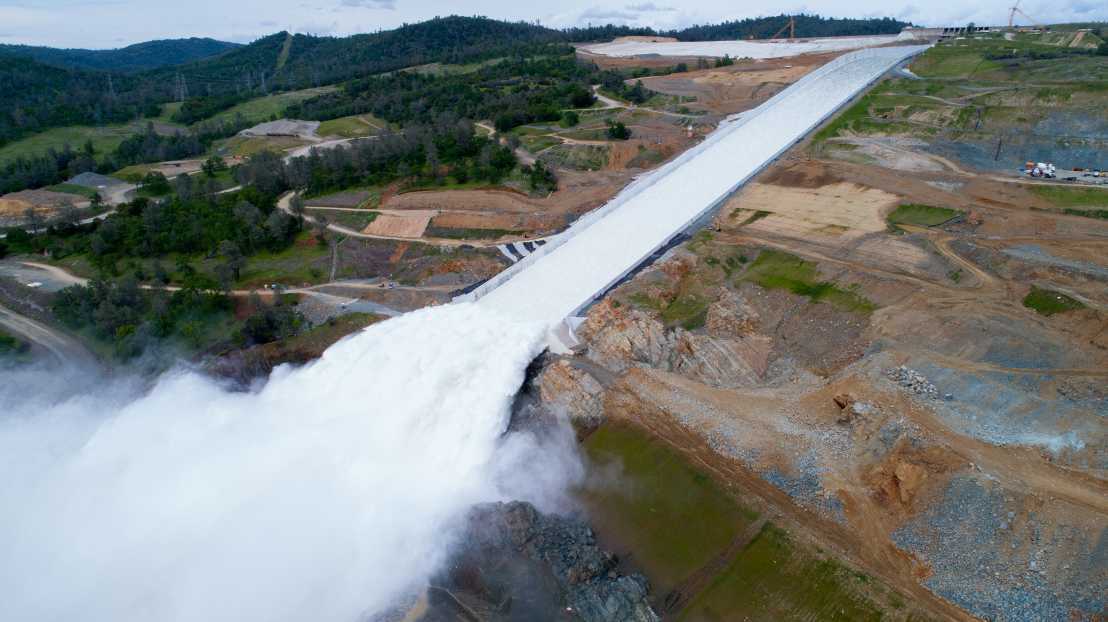 Main spillway of the Oroville Dam in operation. (Foto: California Department of Water Resources)